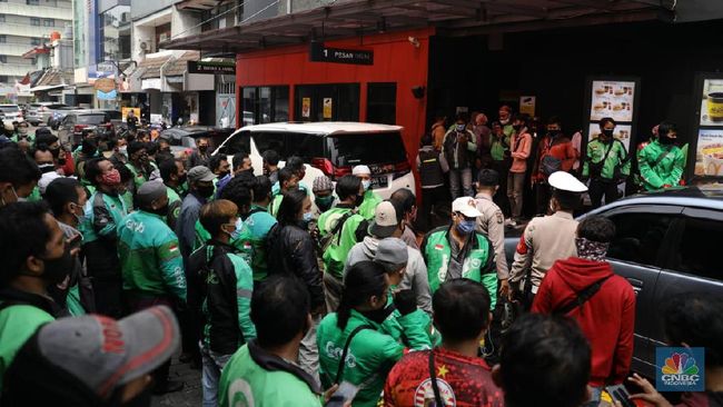 Ketika Antrean ke Masjid Tak Sepanjang Antrean BTS Meal